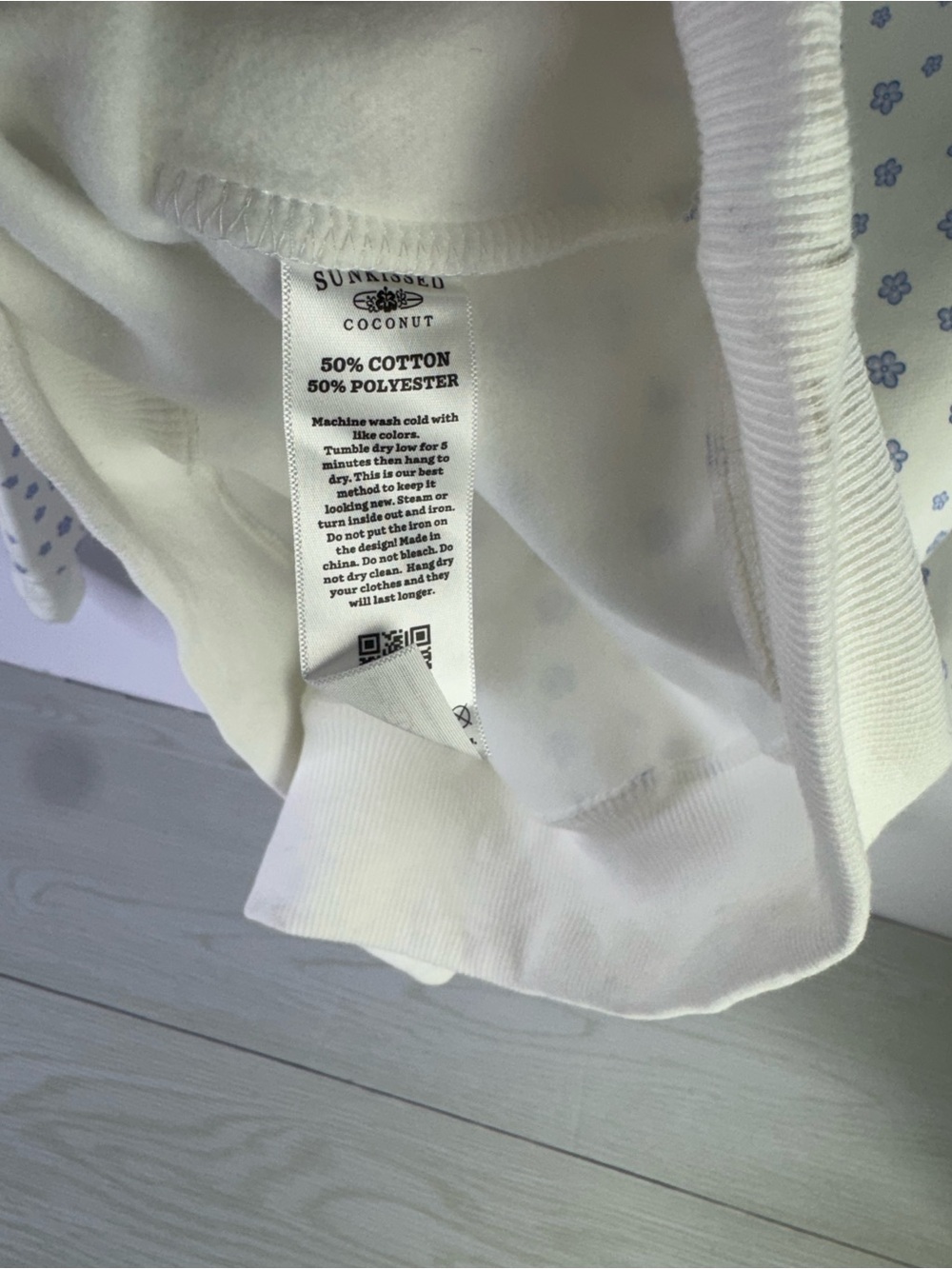 SUNKISSED COCONUT White Lilo Blue Floral Sweatshirt size large - Picture 3 of 6